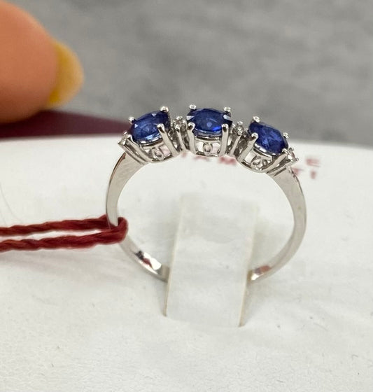 ANELLO TRILOGY CON ZAFFIRI E DIAMANTI IN ORO BIANCO