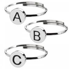 Anello con lettera smaltata