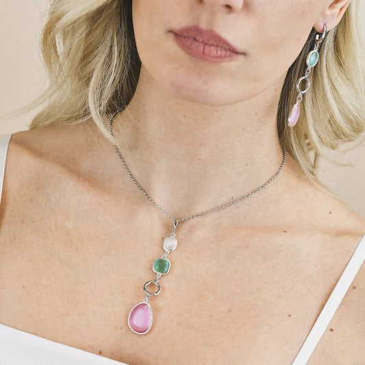 Collana con pendente di cristalli multicolor in fila