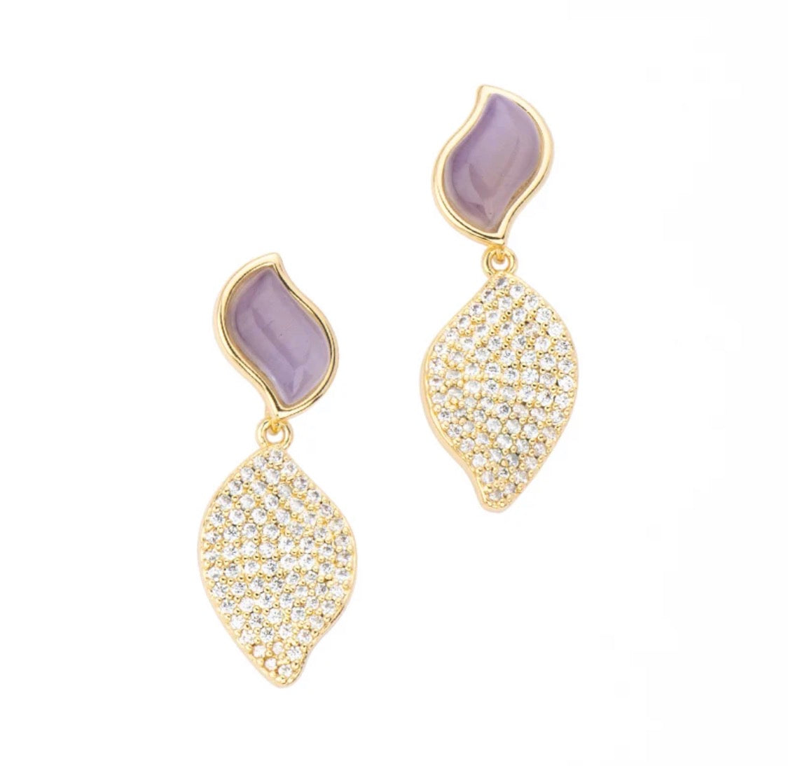ORECCHINI DORATI CON PAVE’ DI ZIRCONI E SMALTO VIOLA