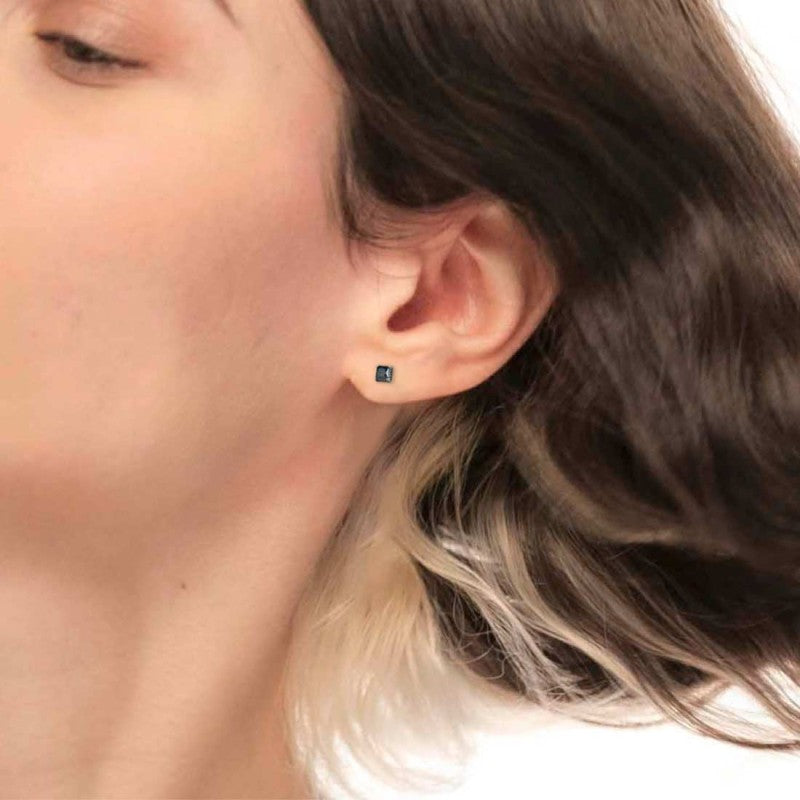 ORECCHINI A LOBO CON ZIRCONE NERO QUADRATO 0,34MM