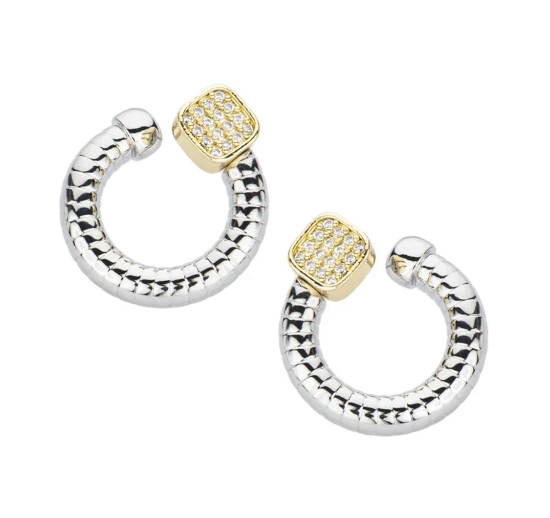 ORECCHINI CON PAVE’ DI ZIRCONI E BASE DORATA