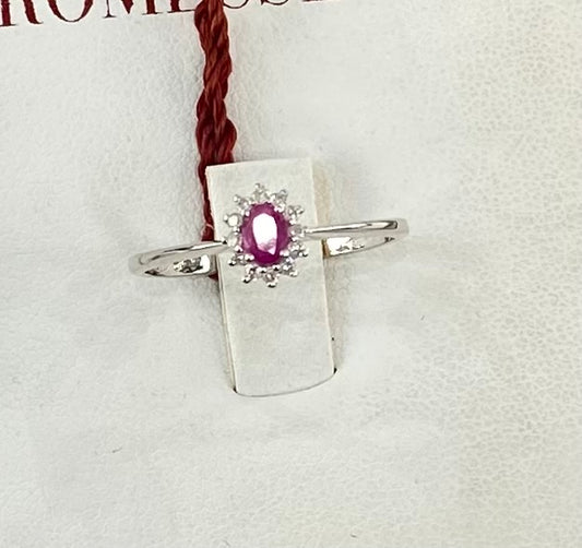 ANELLO MODELLO KATE CON RUBINO E DIAMANTI IN ORO BIANCO